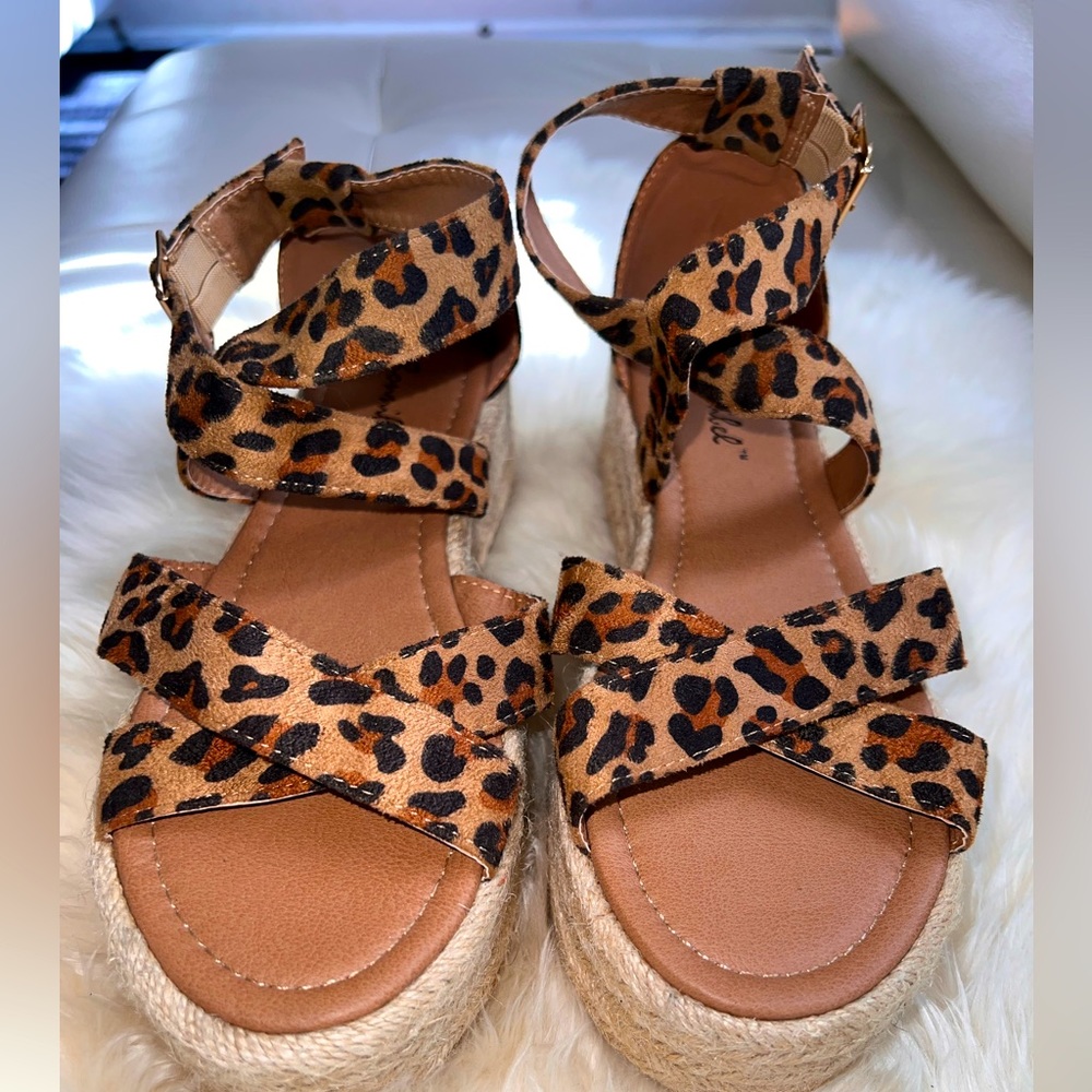 EUC BONNIBEL cheetah print suede platform sandal.